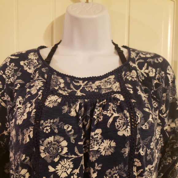 ✨ HP ✨Lucky Brand Blue/White Floral Top - Picture 2 of 7